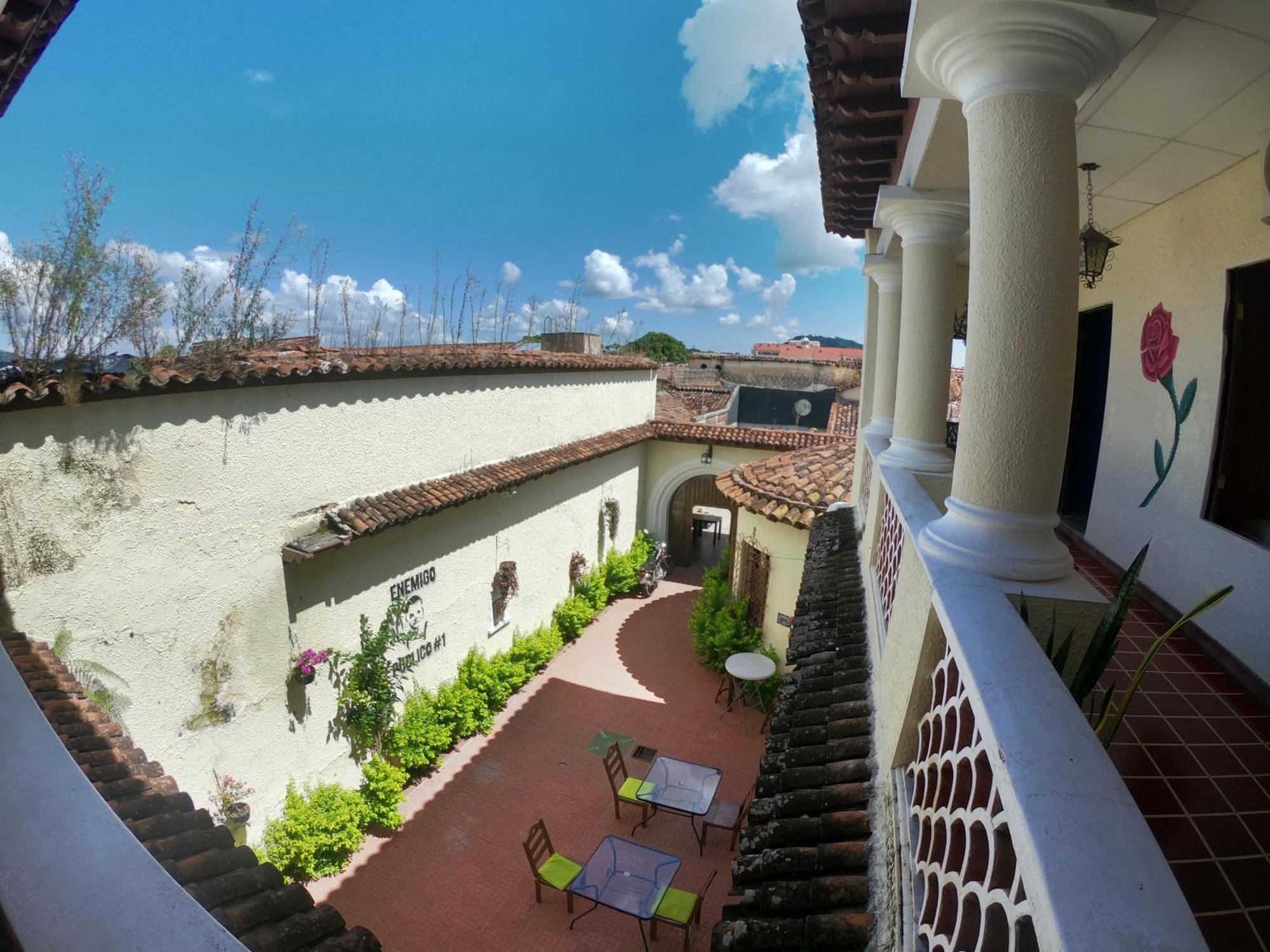 Ricks Hostel Santa Ana Dış mekan fotoğraf