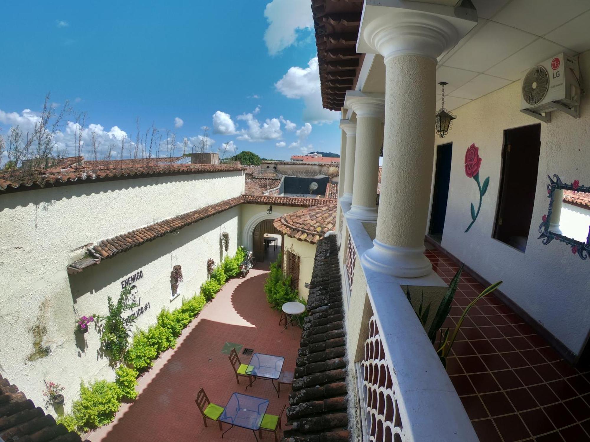 Ricks Hostel Santa Ana Dış mekan fotoğraf