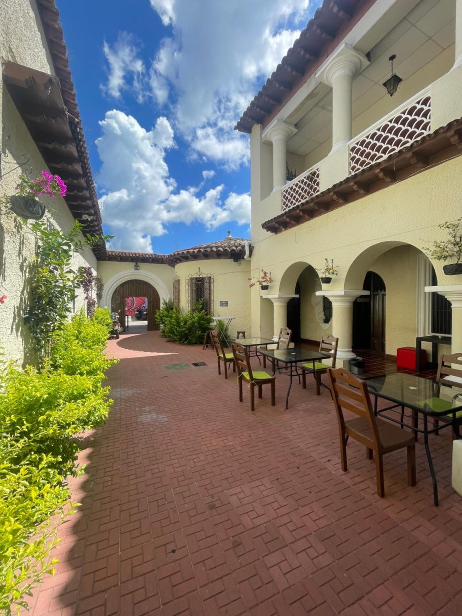 Ricks Hostel Santa Ana Dış mekan fotoğraf